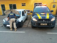 PRF apreende Uno roubado, em Leopoldina (MG)