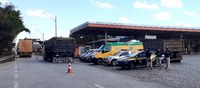 PRF fiscaliza veículos de carga, em Itatiaiuçu (MG)