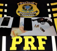 PRF apreende veículo roubado, arma de fogo, droga e munições em Muriaé (MG)