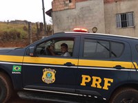 Fã da PRF, adolescente ganha aniversário com presença dos policiais em Catuji (MG)