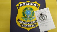 PRF detém homem com mandado de prisão em aberto, em Periquito (MG)