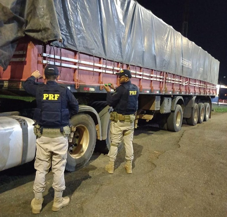 PRF apreende 42 m³ de madeira sendo transportados ilegalmente, em Altamira/PA