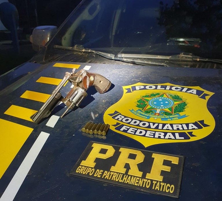PRF apreende arma de fogo e prende homem por corrupção ativa, em Novo Repartimento/PA
