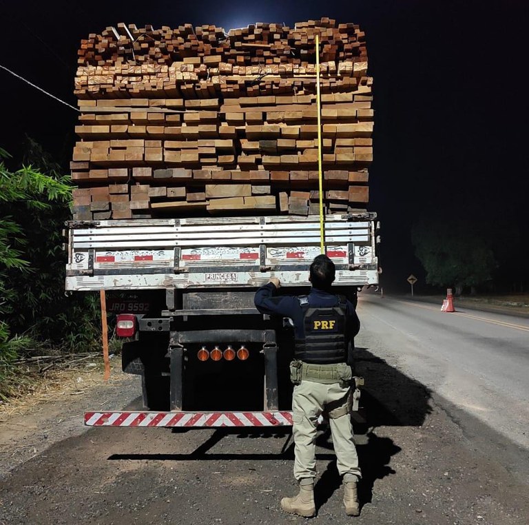 PRF apreende 78 m³ de madeira sendo transportados ilegalmente, em Marabá/PA