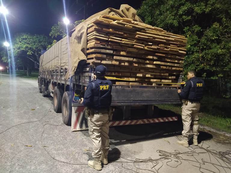 PRF apreende 270 m³ de madeira sendo transportados ilegalmente na BR-316
