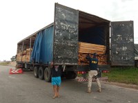 PRF apreende 31 m³ de madeira sendo transportados ilegalmente, em Santa Maria do Pará/PA