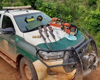PRF e IBAMA realizam operação conjunta, apreendem armas e instrumentos de desmatamento, em Pacajá/PA