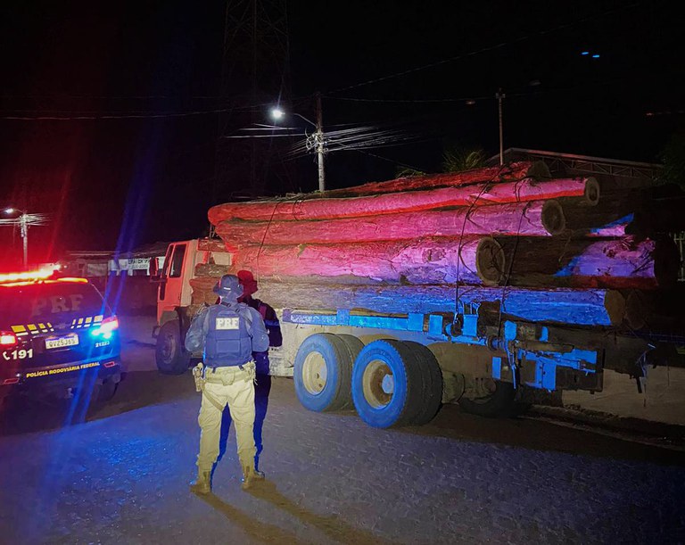 PRF apreende 28 m³ de madeira ilegal, em Jacundá/PA