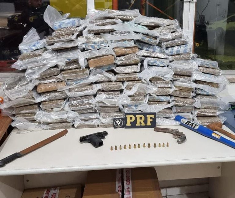 PRF apreende 95 kg de maconha, armas e munições, durante fiscalização em Castanhal/PA