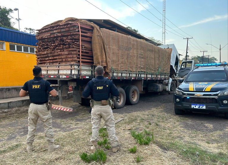 PRF apreende 45 m³ de madeira ilegal, em Santarém