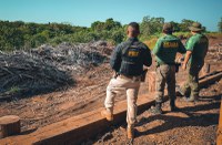 PRF e Ibama apreendem 957 m³ de resíduos de serraria, em Tomé-Açu/PA