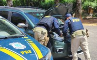 PRF recupera carro roubado após motorista ser flagrado realizando uma ultrapassagem proibida, em Santa Maria do Pará/PA
