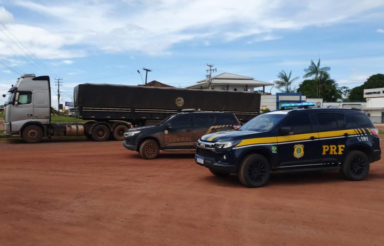 PRF apreende 22 toneladas de minério e armas de fogo, em Santarém/PA