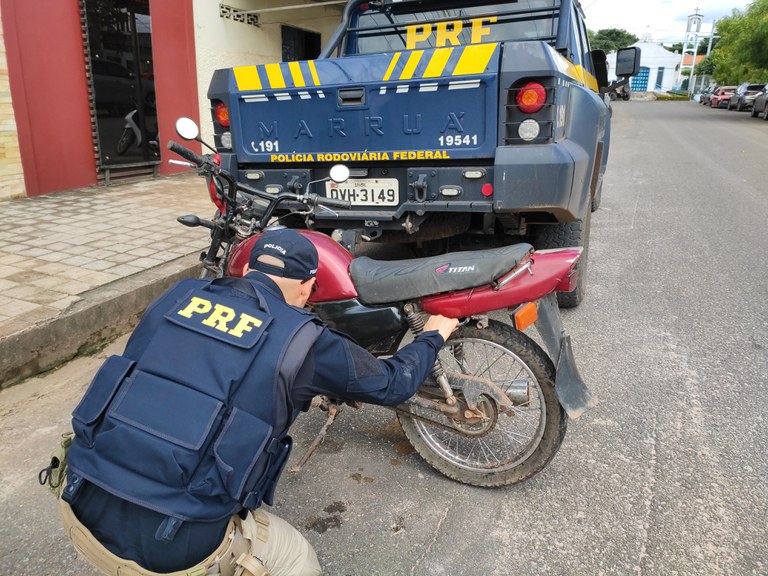 PRF apreende motocicleta com sinais de adulteração, em Santarém/PA