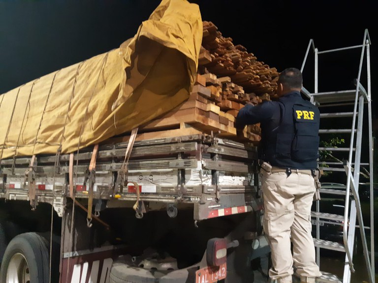 PRF apreende cerca de 20 m³ de madeira ilegal, em Santa Maria do Pará/PA