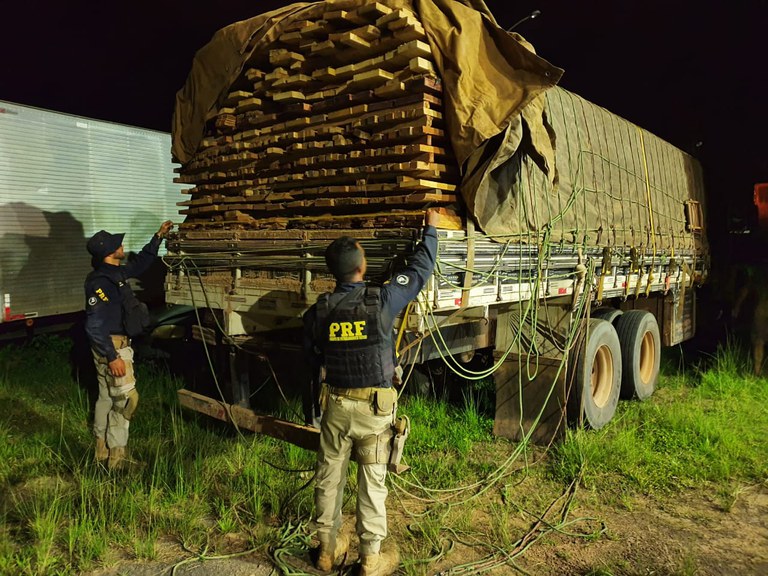 Carga ilegal de madeira é apreendida em dois caminhões na BR-230, em AltamiraPA