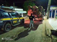 PRF apreende 35 m³ de madeira sendo transportada ilegalmente, em Altamira/PA