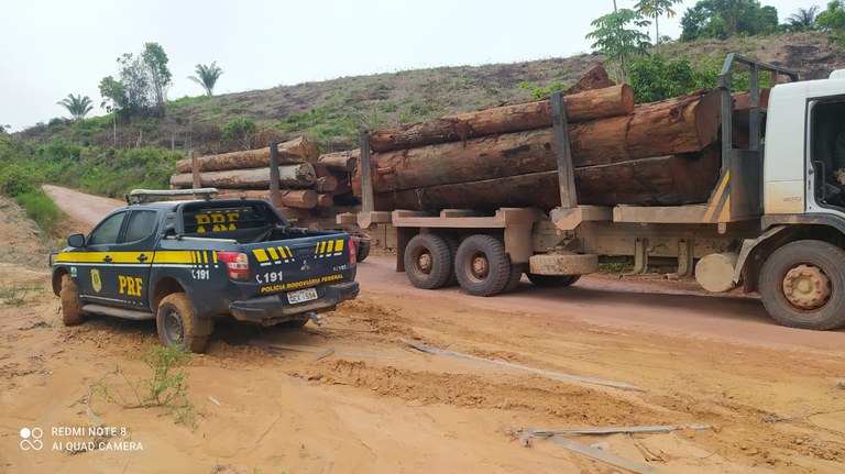 PRF apreende cerca de 30m³ de madeira ilegal, na BR-422 em Marabá/PA