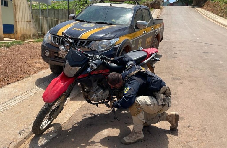 Em Anapu/PA, a PRF recuperou uma moto que havia sido furtada.