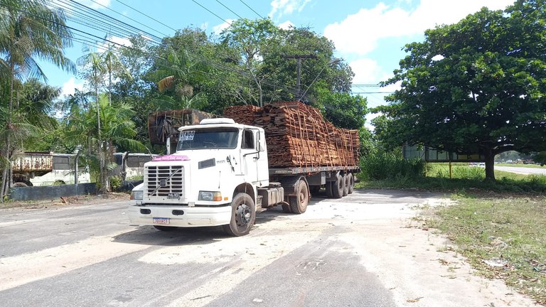Em Benevides/PA, a PRF apreende mais de 32m³ de madeira serrada