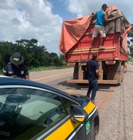 Em Marabá/PA, a PRF apreende 46,11 m³ de madeira sendo transportada ilegalmente
