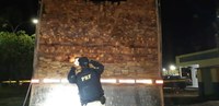 Em Santa Maria/PA, a PRF apreende mais de 50 m³ de madeira ilegal.