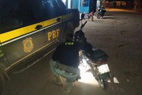 Em Anapú/PA, a PRF prende mulher por receptação e recupera moto roubada