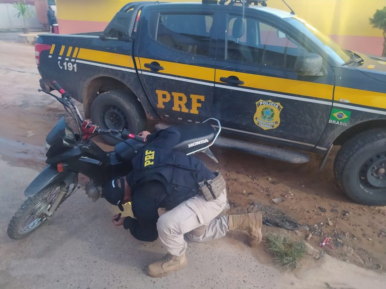Em Brasil Novo/PA, a PRF recupera motocicleta roubada em Altamira/PA e prende homem por Receptação