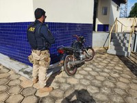Em Sapucaia/PA, a PRF recupera motocicleta roubada em Canaã de Xinguara/PA e prende homem por receptação