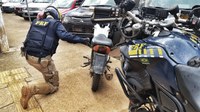 Em Altamira/PA, a PRF recupera mais uma moto roubada.