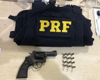 Em fiscalização a ônibus, PRF apreende arma de fogo e cumpre mandados de prisão, em Brasil Novo/PA