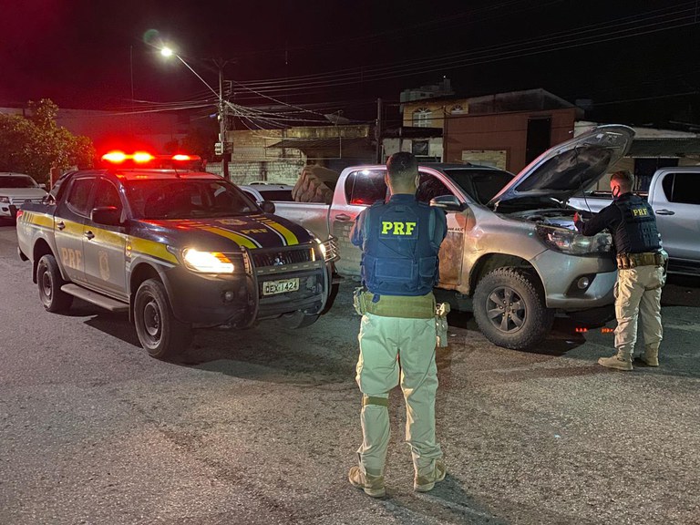 PRF recupera veículo roubado e prende condutor por receptação, uso de documento falso e porte ilegal de arma de fogo, em Santarém/PA