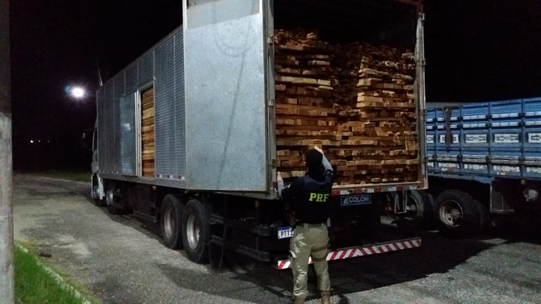 Em Cachoeira do Piriá/PA, a PRF apreendeu 34,60 m³ sendo transportado ilegalmente
