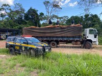 PRF apreende caminhão adulterado transportando madeira ilegal, em Belterra/PA