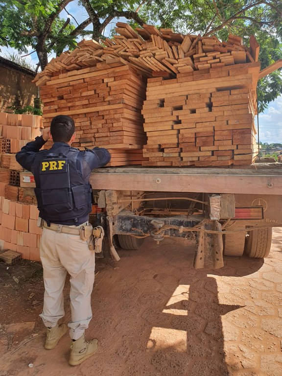 PRF apreende mais de 10m³ de madeira ilegal em Anapu/PA