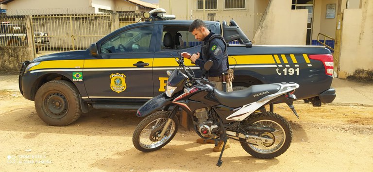 O flagrante ocorreu nesta quarta-feira (23), por volta das 10h15, quando uma equipe da PRF abordou a motocicleta Honda Bros, as margens da BR-230, no município de Brasil Novo (PA).
