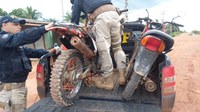 PRF recupera motocicleta roubada e prende mulher por receptação e uso de documento falso, em Anapu/PA