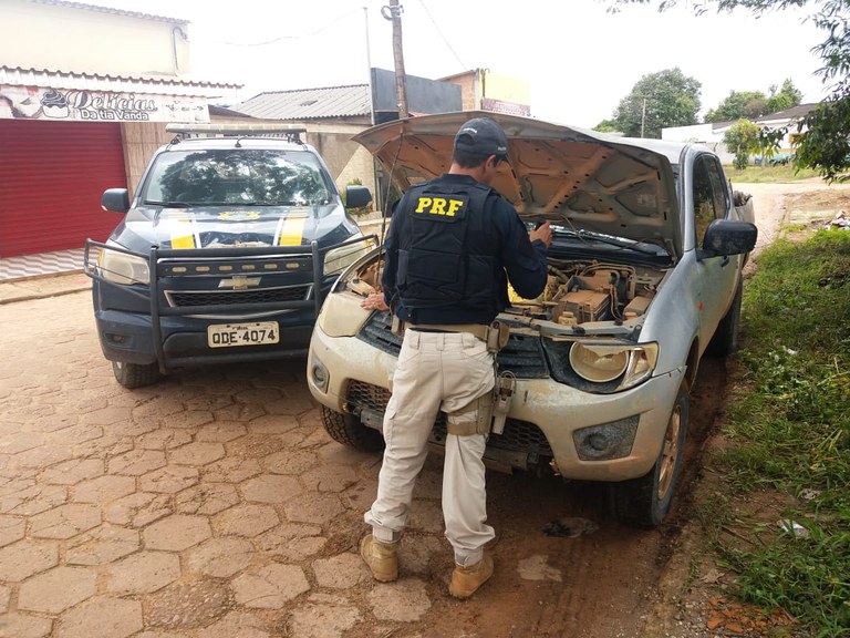 Em Anapú, a PRF recupera caminhonete roubada em Marabá e prende homem por receptação