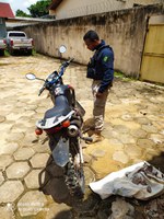 Em Brasil Novo/PA, a PRF recupera motocicleta roubada e prende homem por receptação e uso de documento falso