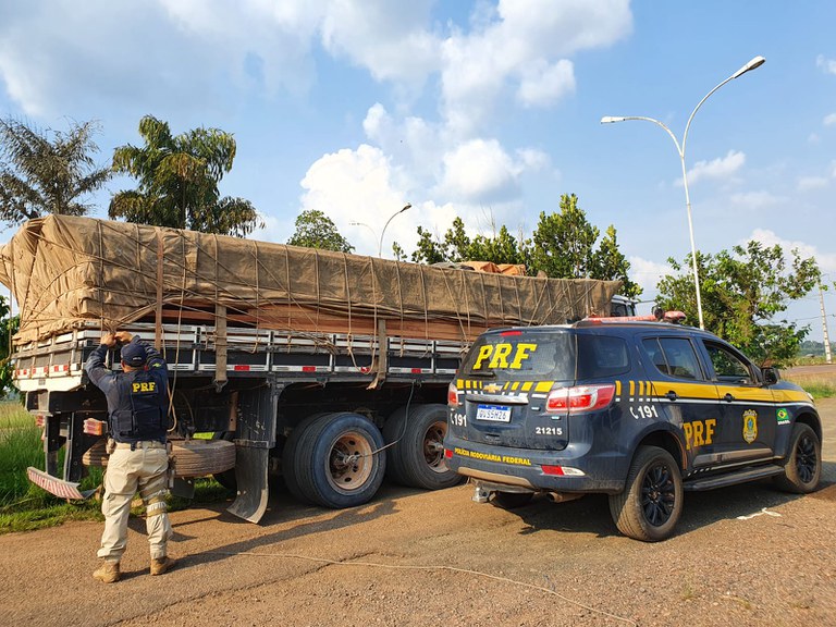 PRF apreende 16,2m³ de madeira serrada, durante fiscalização na BR-230 em AnapuPA