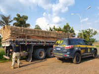 PRF apreende 16,2m³ de madeira serrada, durante fiscalização na BR-230 em Anapu/PA
