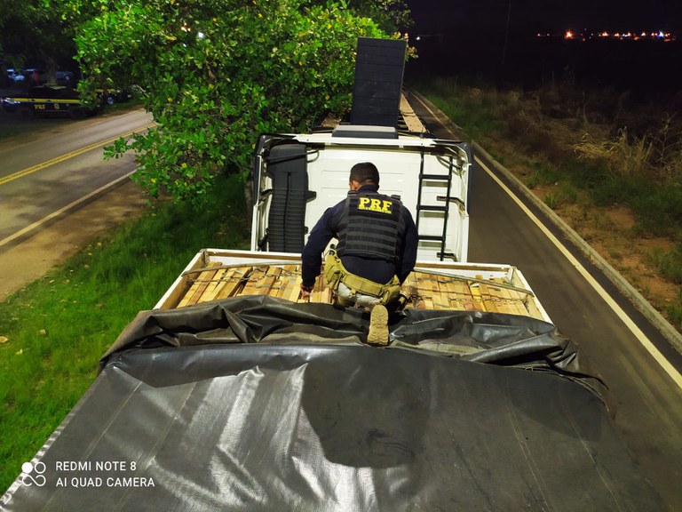 PRF apreende cerca de 26,5m³ de madeira sendo transportada ilegalmente, em Anapu/PA.