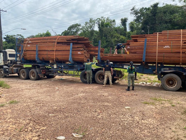 PRF apreende 37 m³ de madeira sendo transportada ilegalmente, em Santarém