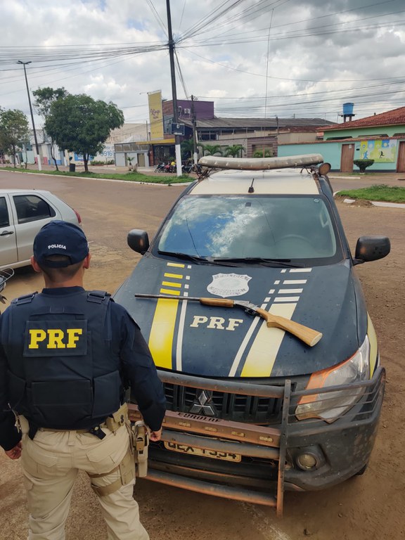 PRF encontra espingarda no interior de um carro em AltamiraPA