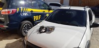 PRF na Paraíba prende dois homens com maconha e cocaína em veículo roubado