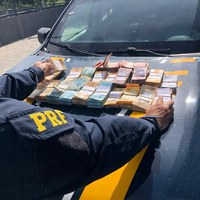 Homem é preso pela PRF na Paraíba com mais de R$ 98 mil escondidos em fundo falso em veículo