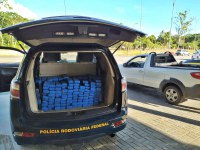 PRF na Paraíba prende homem transportando 151 kg de maconha escondida em fundo falso de veículo