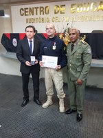 Superintendente da PRF na Paraíba recebe do Comandante Geral da PMPB e do Secretário de Estado da Segurança Pública e Defesa Social a Medalha de Serviços Distintos