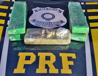 PRF na Paraíba prende mulher que transportava mais de 5 kg de maconha e crack em táxi