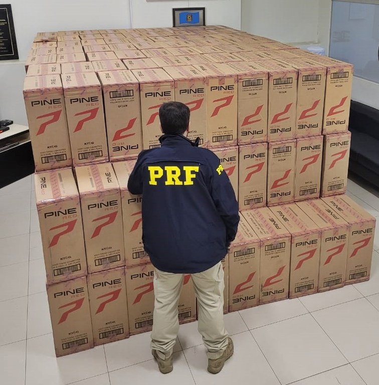 PRF apreende carga de cigarros contrabandeados